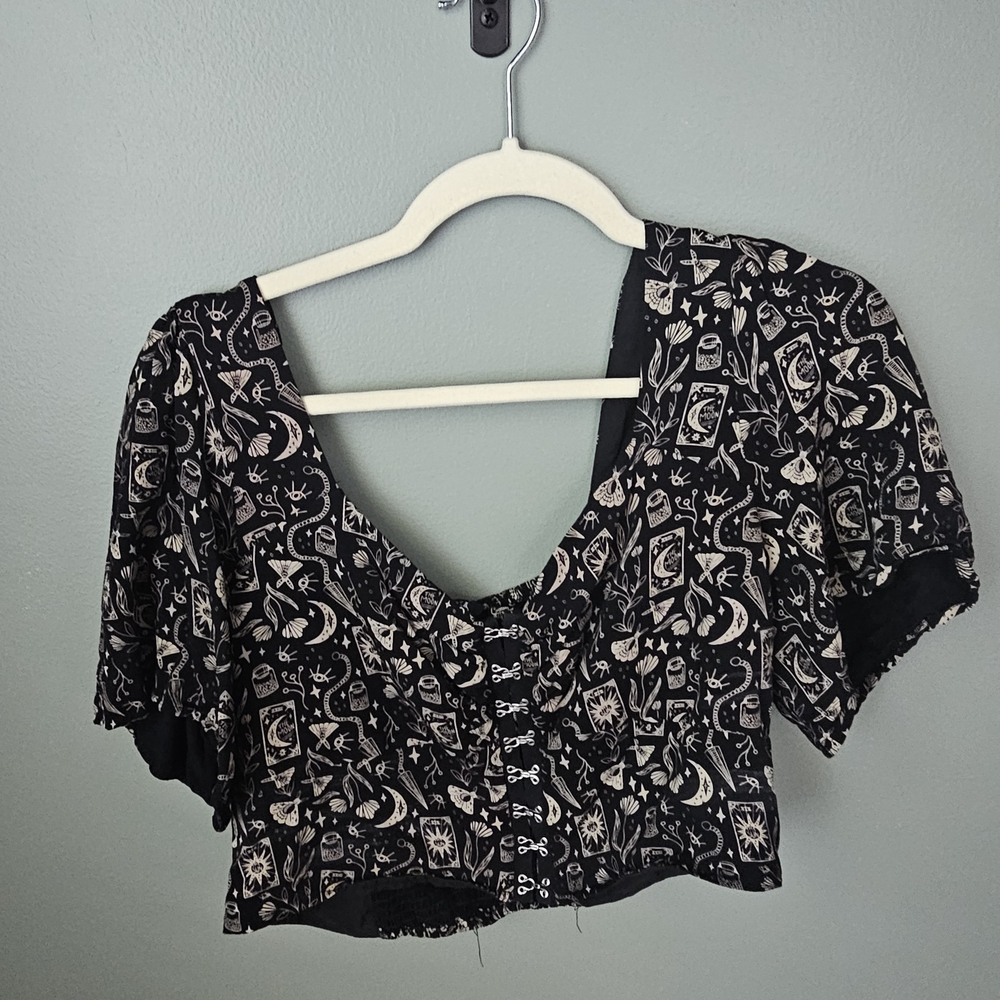 Disturbia Witchy Patterned Women's Crop Top